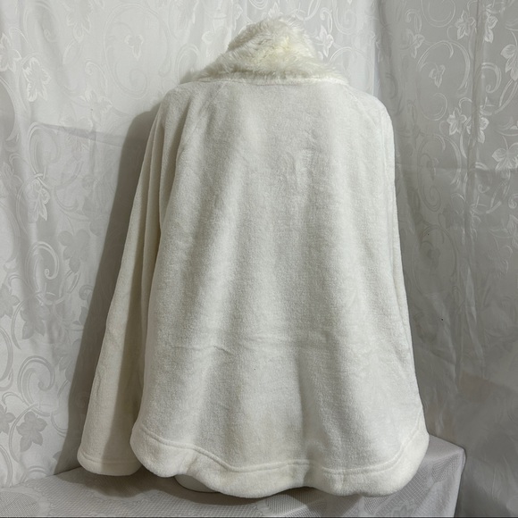 La Vie En Rose All White Teddy Oversized Sweater - Picture 4 of 12